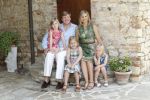 Italie, Toscane Tavernelle, 4 Juli 2011
Koninklijke Familie met Prins Willem Alexander, Prinses Maxima, Koningin Beatrix en de kinderen Prinses Amalia, Prinses Alexia en Prinses Arinae bij het jaarlijkse fotouurtje.
Foto Peter Smulders BV