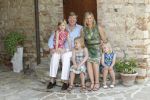 Italie, Toscane Tavernelle, 4 Juli 2011
Koninklijke Familie met Prins Willem Alexander, Prinses Maxima, Koningin Beatrix en de kinderen Prinses Amalia, Prinses Alexia en Prinses Arinae bij het jaarlijkse fotouurtje.
Foto Peter Smulders BV
