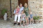 Italie, Toscane Tavernelle, 4 Juli 2011
Koninklijke Familie met Prins Willem Alexander, Prinses Maxima, Koningin Beatrix en de kinderen Prinses Amalia, Prinses Alexia en Prinses Arinae bij het jaarlijkse fotouurtje.
Foto Peter Smulders BV