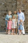Italie, Toscane Tavernelle, 4 Juli 2011
Koninklijke Familie met Prins Willem Alexander, Prinses Maxima, Koningin Beatrix en de kinderen Prinses Amalia, Prinses Alexia en Prinses Arinae bij het jaarlijkse fotouurtje.
Foto Peter Smulders BV