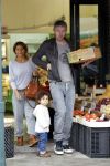 Amsterdam 25 juni 2011
Ruud de Wild en zijn zwangere vrouw Aafke doen samen met hun zoon Johnny Johnny boodschappen.
Peter Smulders bv
