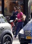 Amsterdam 1 juli 2011
Connie Breukhoven doet boodschappen met haar doichter Shanna Breukhoven.
Peter Smulders bv
