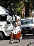 Amsterdam 1 juli 2011
Tooske Ragas met moeder in bakfiets.
Peter Smulders bv