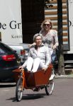 Amsterdam 1 juli 2011
Tooske Ragas met moeder in bakfiets.
Peter Smulders bv