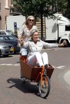 Amsterdam 1 juli 2011
Tooske Ragas met moeder in bakfiets.
Peter Smulders bv