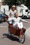 Amsterdam 1 juli 2011
Tooske Ragas met moeder in bakfiets.
Peter Smulders bv