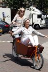 Amsterdam 1 juli 2011
Tooske Ragas met moeder in bakfiets.
Peter Smulders bv