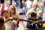 Laren 4 juli 2012
Kermis in laren . Angela v Hulten met zoons Justin en Ruben Kluivert
Peter Smulders bv