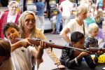 Laren 4 juli 2012
Kermis in laren . Angela v Hulten met zoons Justin en Ruben Kluivert
Peter Smulders bv