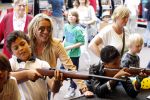 Laren 4 juli 2012
Kermis in laren . Angela v Hulten met zoons Justin en Ruben Kluivert
Peter Smulders bv