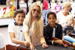 Laren 4 juli 2012
Kermis in laren . Angela v Hulten met zoons Justin en Ruben Kluivert
Peter Smulders bv