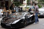 Amsterdam/Amstelveen 6 juli 2012
Badr Hari en Estelle Cruijff op terras en op weg naar reisburo in Lamborghini.
Peter Smulders bv