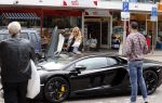 Amsterdam/Amstelveen 6 juli 2012
Badr Hari en Estelle Cruijff op terras en op weg naar reisburo in Lamborghini.
Peter Smulders bv