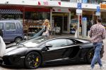 Amsterdam/Amstelveen 6 juli 2012
Badr Hari en Estelle Cruijff op terras en op weg naar reisburo in Lamborghini.
Peter Smulders bv