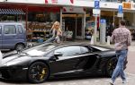 Amsterdam/Amstelveen 6 juli 2012
Badr Hari en Estelle Cruijff op terras en op weg naar reisburo in Lamborghini.
Peter Smulders bv