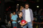 Amsterdam 22 juni 2012
Badr Hari bowlen met Maxim en Joelle Gullit en Estell Cruijff.
Peter Smulders bv