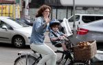 Amsterdam 4 juli 2012
Frits en Barbara Barend met (klein)zoon op de fiets.
Peter Smulders bv