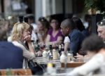 Amsterdam 3 juli 2012
Bryan Roy met een kennis op terras.
Peter Smulders bv