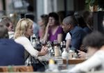 Amsterdam 3 juli 2012
Bryan Roy met een kennis op terras.
Peter Smulders bv