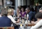 Amsterdam 3 juli 2012
Bryan Roy met een kennis op terras.
Peter Smulders bv