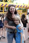 Laren 30 juni 2012
Esther Duller met zoon op de kermis van Laren.
Peter Smulders bv