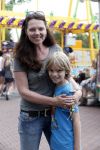 Laren 30 juni 2012
Esther Duller met zoon op de kermis van Laren.
Peter Smulders bv