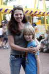 Laren 30 juni 2012
Esther Duller met zoon op de kermis van Laren.
Peter Smulders bv