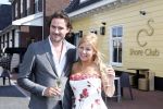 Huizen 7 juli 2012
Trouwen Jeroen Nieuwenhuize en zijn vrouw Kayla bij fletcher hotel in Huizen.
Peter Smulders bv
