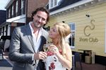 Huizen 7 juli 2012
Trouwen Jeroen Nieuwenhuize en zijn vrouw Kayla bij fletcher hotel in Huizen.
Peter Smulders bv