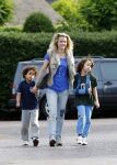 Muiderberg Blaricum 2 juli 2012
Maria Kooistra brengt haar kinderen naar school.
Pedter Smulders bv