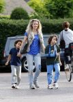 Muiderberg Blaricum 2 juli 2012
Maria Kooistra brengt haar kinderen naar school.
Pedter Smulders bv