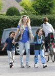 Muiderberg Blaricum 2 juli 2012
Maria Kooistra brengt haar kinderen naar school.
Pedter Smulders bv