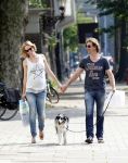 Amsterdam 5 juli 2012
Nicolette Kluijver zwanger met vriend en hond op straat.
Peter Smulders bv