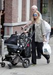 Amsterdam 3 juli 2012
Nicolette v Dam achter de kinderwagen op de cornelis schuytstraat.
Peter Smulders bv