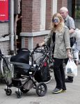 Amsterdam 3 juli 2012
Nicolette v Dam achter de kinderwagen op de cornelis schuytstraat.
Peter Smulders bv