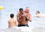 Ibiza 12 juli 2012
Ruud Gullit met zijn dochters Felicity Chermaine Joelle en zoon Maxim Gulli op vakantie op ibiza. Ruud met Gordon
Peter Smulders bv