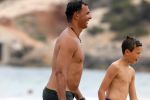 Ibiza 12 juli 2012
Ruud Gullit met zijn dochters Felicity Chermaine Joelle en zoon Maxim Gulli op vakantie op ibiza.
Peter Smulders bv