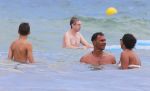 Ibiza 12 juli 2012
Ruud Gullit met zijn dochters Felicity Chermaine Joelle en zoon Maxim Gulli op vakantie op ibiza.
Peter Smulders bv