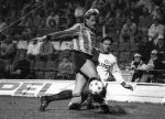Eindhoven, 8 Februari 1989
2e Wedstrijd tussen PSV-KV Mechelen, eindstand 1-0
Jozef Chovanec    Piet den Boer
Foto Peter Smulders BV