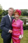 Haarzuilens 12 juni 2013
Haringparty op kasteel de Haar in Haarzuilens. Marijke Helwegen met man
Peter Smulders bv