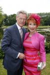 Haarzuilens 12 juni 2013
Haringparty op kasteel de Haar in Haarzuilens. Marijke Helwegen met man
Peter Smulders bv