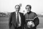 Tokio, 9 December 1988
Training PSV en Guus Hiddink
Nederlandse Ambassadeur Japan met Hans v Breukelen
Foto Peter Smulders BV
