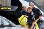 Amsterdam 18 juni 2013
Uitreiking zilveren anjers door prinses Beatrix in het paleis op de dam. Politie pakt hun jassen uit de kofferbak van prinses Beatrix
Peter Smulders bv