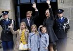 Amsterdam, 29 April 2013
Prinses Amalia, Prinses Alexia en Prinses Ariane
en Prinses Maxima en Prins willem Alexander
Foto Peter Smulders BV