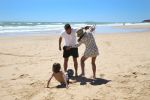 Sevilla, 19 en 20 Juni 2013
Rafel v d Vaart met zijn vriendin Sabia Boulahrouz en hun drie kinderen
Damian v d Vaart, Amaya Boulahrouz en Daamin Boulahrouz op het strand en bij hun hotel voor hun gezamelijk eerste vakantie samen.
Foto Peter Smulders BV