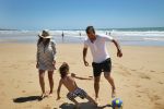 Sevilla, 19 en 20 Juni 2013
Rafel v d Vaart met zijn vriendin Sabia Boulahrouz en hun drie kinderen
Damian v d Vaart, Amaya Boulahrouz en Daamin Boulahrouz op het strand en bij hun hotel voor hun gezamelijk eerste vakantie samen.
Foto Peter Smulders BV