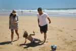 Sevilla, 19 en 20 Juni 2013
Rafel v d Vaart met zijn vriendin Sabia Boulahrouz en hun drie kinderen
Damian v d Vaart, Amaya Boulahrouz en Daamin Boulahrouz op het strand en bij hun hotel voor hun gezamelijk eerste vakantie samen.
Foto Peter Smulders BV
