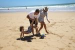 Sevilla, 19 en 20 Juni 2013
Rafel v d Vaart met zijn vriendin Sabia Boulahrouz en hun drie kinderen
Damian v d Vaart, Amaya Boulahrouz en Daamin Boulahrouz op het strand en bij hun hotel voor hun gezamelijk eerste vakantie samen.
Foto Peter Smulders BV