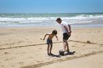 Sevilla, 19 en 20 Juni 2013
Rafel v d Vaart met zijn vriendin Sabia Boulahrouz en hun drie kinderen
Damian v d Vaart, Amaya Boulahrouz en Daamin Boulahrouz op het strand en bij hun hotel voor hun gezamelijk eerste vakantie samen.
Foto Peter Smulders BV