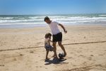 Sevilla, 19 en 20 Juni 2013
Rafel v d Vaart met zijn vriendin Sabia Boulahrouz en hun drie kinderen
Damian v d Vaart, Amaya Boulahrouz en Daamin Boulahrouz op het strand en bij hun hotel voor hun gezamelijk eerste vakantie samen.
Foto Peter Smulders BV